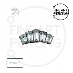 Top Diana en titanio hipoalergénico con cinco circonitas talla baguette, ideal para piercing en tragus, hélix, lóbulo y conch