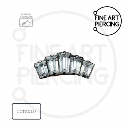 Top Diana en titanio hipoalergénico con cinco circonitas talla baguette, ideal para piercing en tragus, hélix, lóbulo y conch