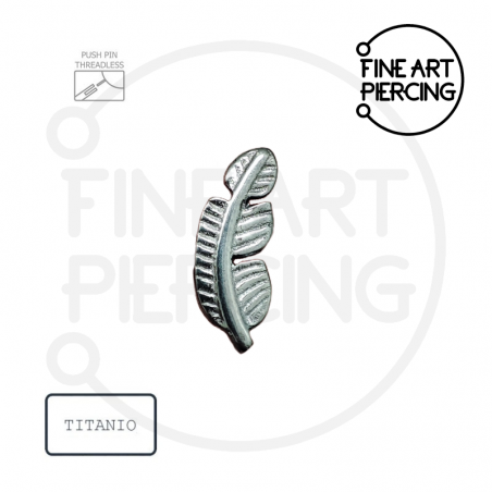 Top Ava en titanio hipoalergénico con diseño de pluma, ideal para piercings en tragus, hélix, lóbulo y conch