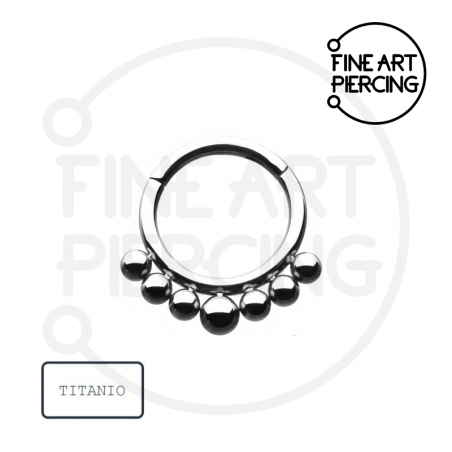 Aro clicker Lily de titanio hipoalergénico con bolitas decorativas y pulido efecto espejo