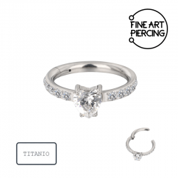 Aro clicker de titanio para hélix con corazón de circonita.