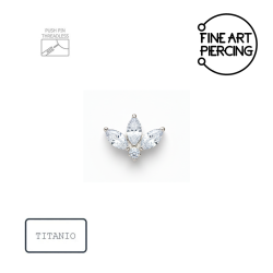 Piercing push pin de titanio Orianna con cluster de circonita redonda y tres marquesas.