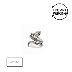 Anillo de acero inoxidable en forma de serpiente enroscada sobre fondo blanco.