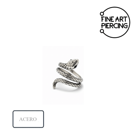 Anillo de acero inoxidable en forma de serpiente enroscada sobre fondo blanco.