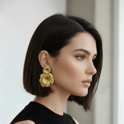 Modelo luciendo los pendientes de flor ondulada de 5.3cm para mostrar su tamaño y caída.