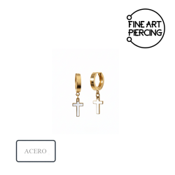 Aros de acero inoxidable dorado con una cruz blanca colgante.