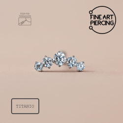 Piercing Top Azalea de 5 circonitas en curva, fabricado en titanio hipoalergénico.