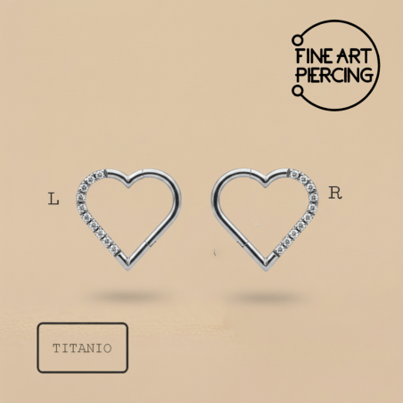Aro piercing con forma de corazón fabricado en titanio hipoalergénico.
