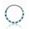 Aro clicker Sissi de titanio con diseño frontal de ópalos blancos y circonitas azules, ideal para daith o septum.