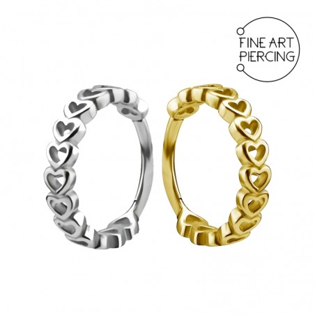 Aro clicker con corazones en acero quirúrgico plateado